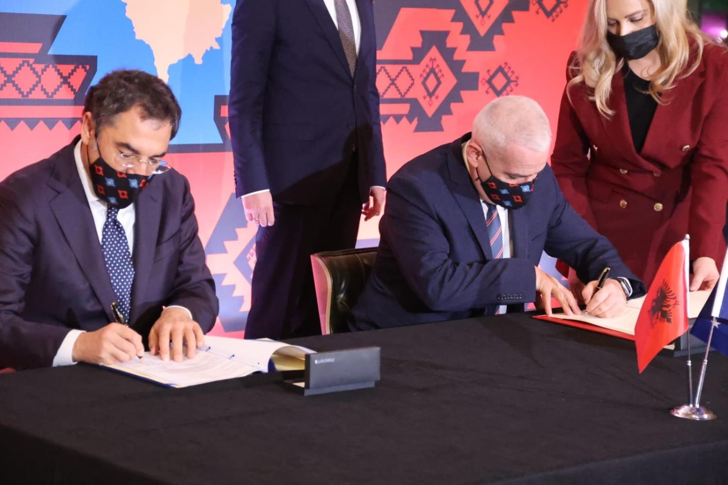 Nënshkruhen tri marrëveshje mes dy ministrive të Brendshme të Kosovës dhe Shqipërisë